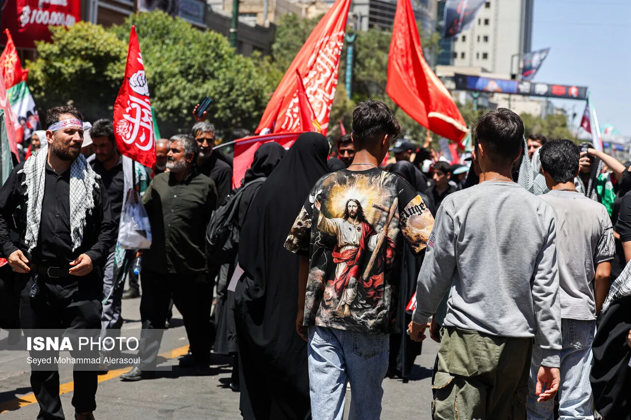 این پسر جوان با لباس حضرت مسیح در مراسم تشییع رهبر شهید حضور یافت+ عکس