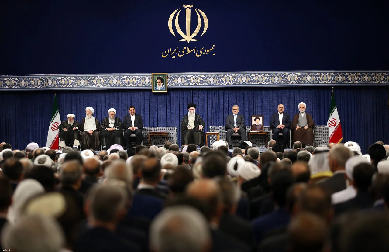 تصاویری از آخرین مراسم تنفیذ ریاست جمهوری با حضور رهبر شهید انقلاب/ گپ و گفت حسن روحانی و سعید جلیلی/ احمدی نژاد نیامد؛ شمخانی لباس نظامی پوشید