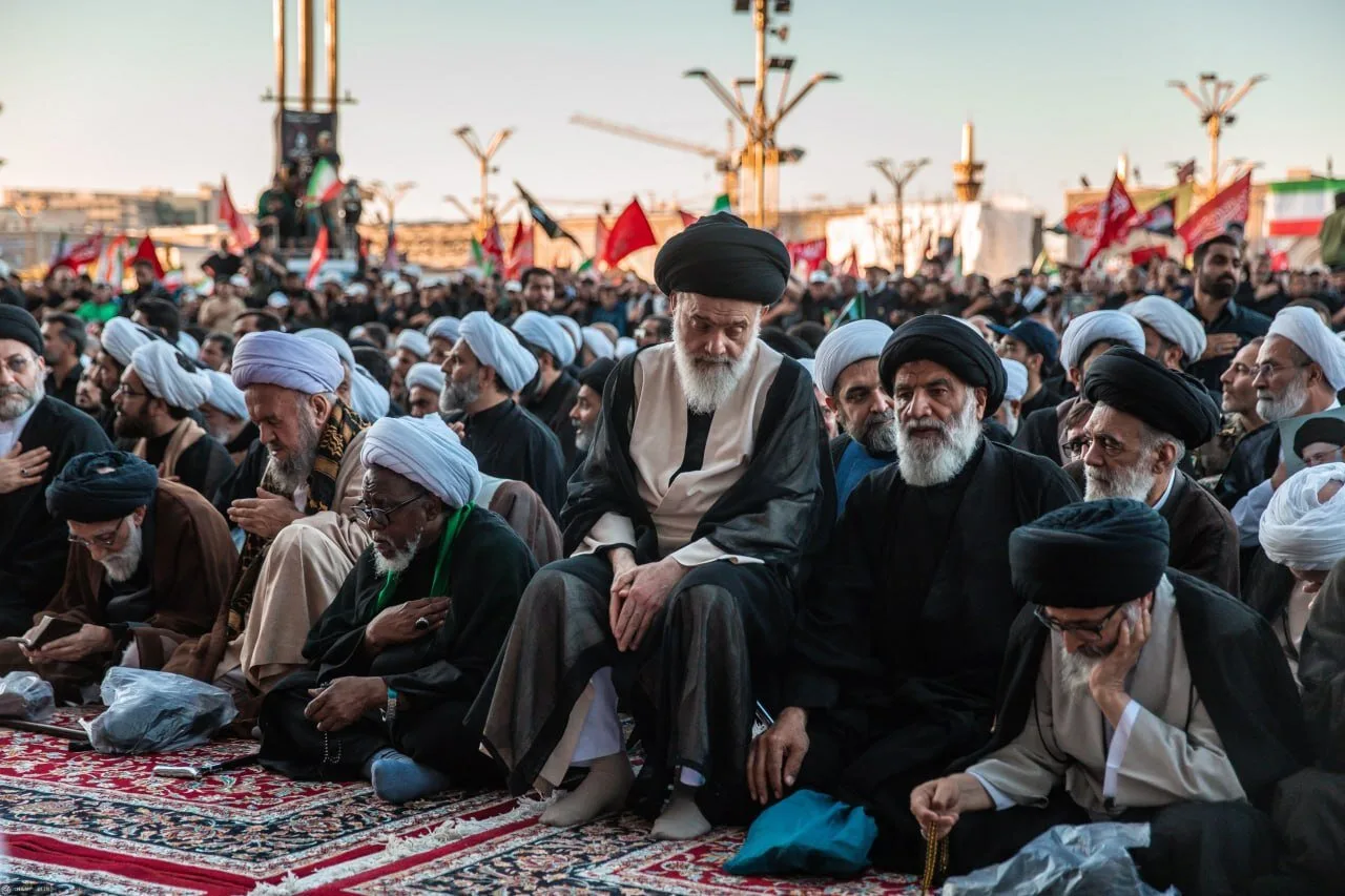 وداع سیاسیون با رهبر شهید؛ از قنوت قاآنی در نماز و همنشینی قالیباف و سید حسن خمینی تا چفیه رئیس بنیاد مستضعفان/ شیخ زکزاکی و عمار حکیم هم بودند + عکس