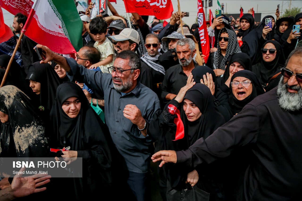 قابی از اشک های حاضران در مراسم تشییع پیکر رهبر شهید