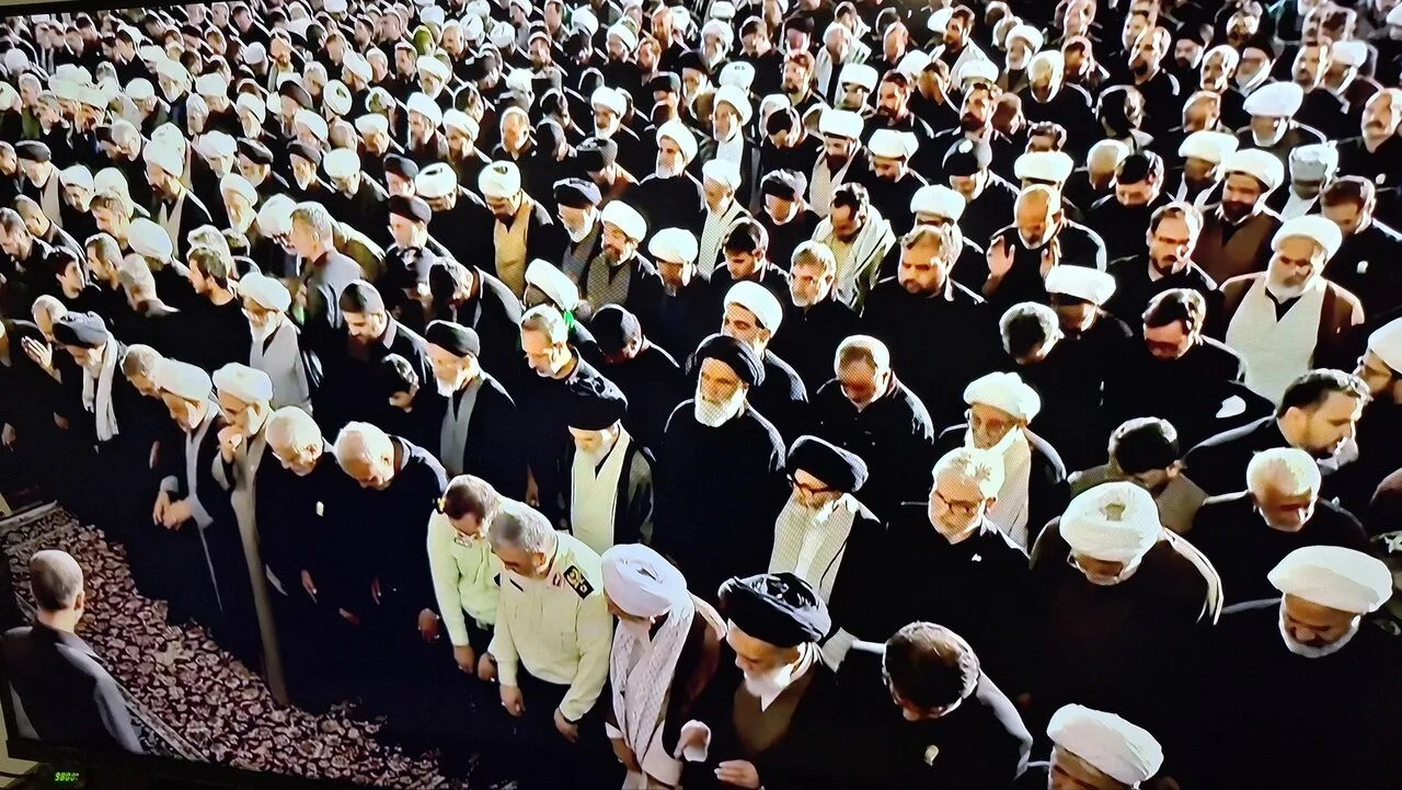 اقامه نماز جماعت مغرب به امامت علم الهدی/ وزیر پزشکیان هم بود