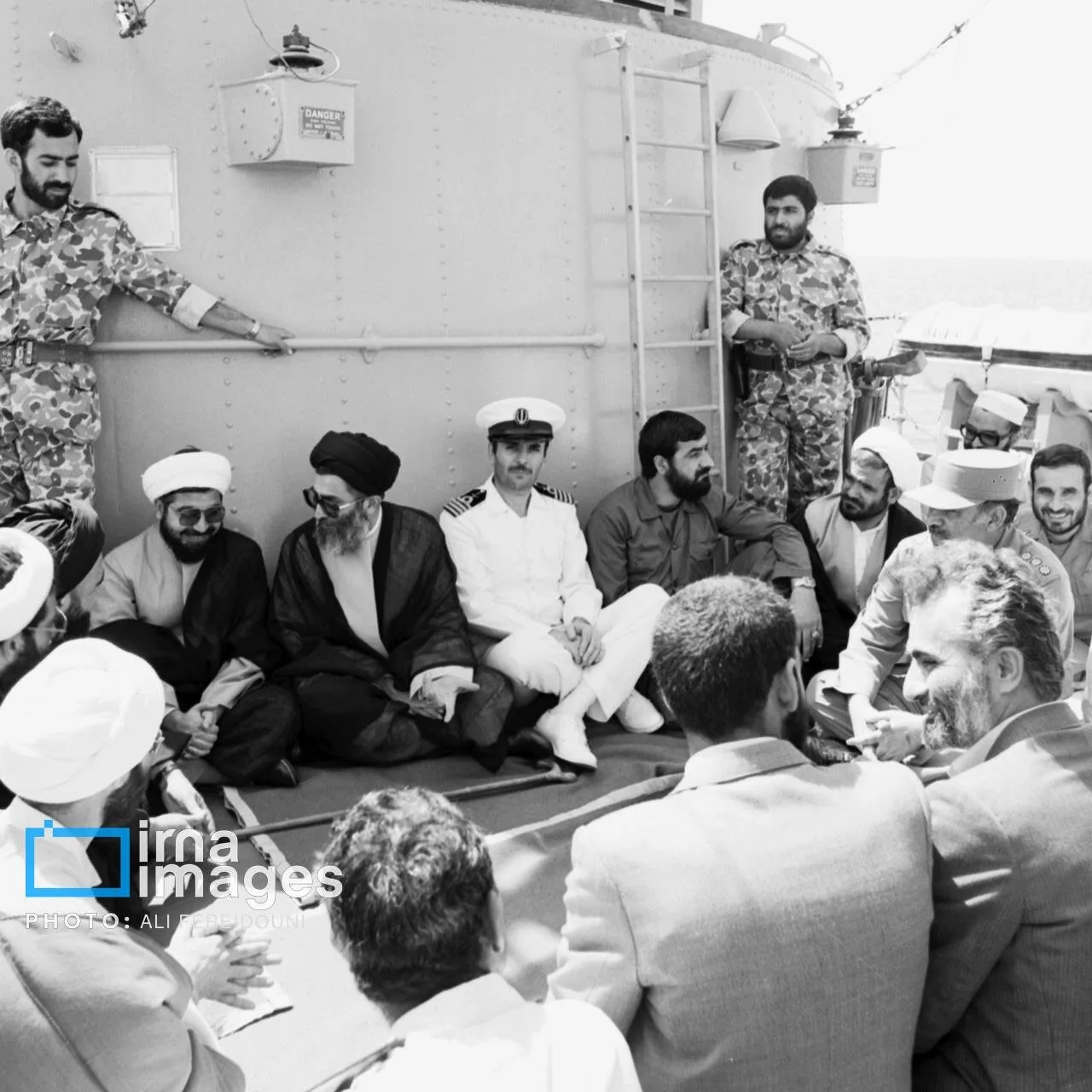 شهید آیتالله خامنهای و حسن روحانی در مانور دریایی در تنگه هرمز+ تصاویر