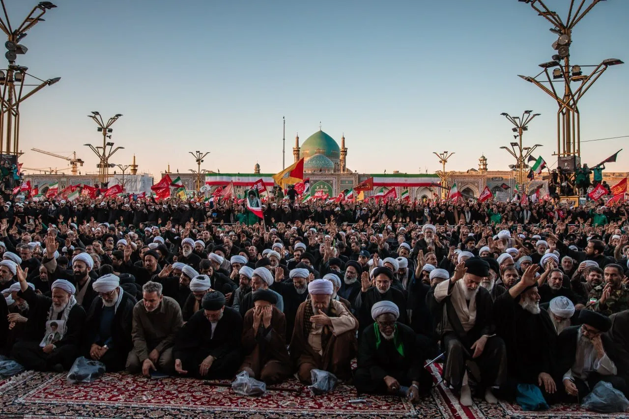 وداع سیاسیون با رهبر شهید؛ از قنوت قاآنی در نماز و همنشینی قالیباف و سید حسن خمینی تا چفیه رئیس بنیاد مستضعفان/ شیخ زکزاکی و عمار حکیم هم بودند + عکس