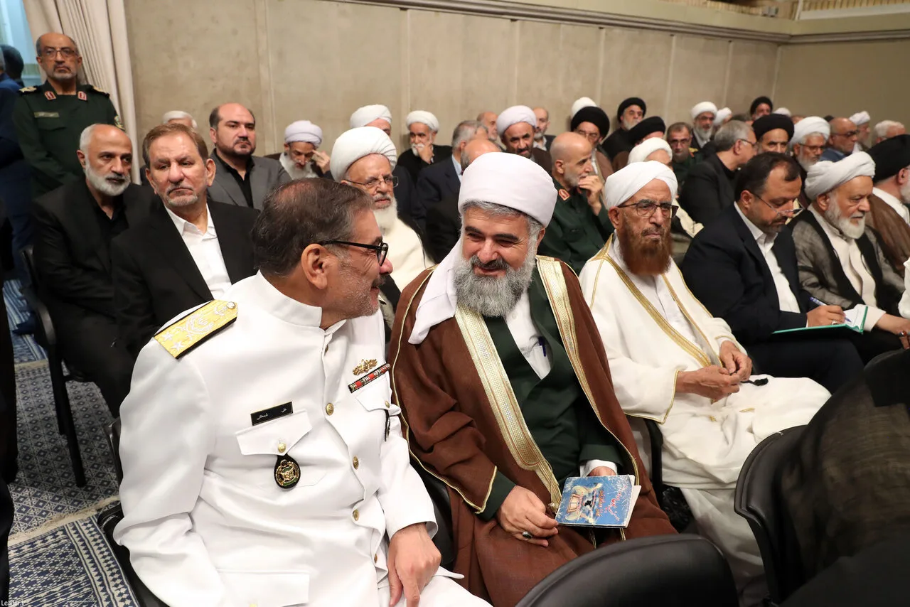 تصاویری از آخرین مراسم تنفیذ ریاست جمهوری با حضور رهبر شهید انقلاب/ گپ و گفت حسن روحانی و سعید جلیلی/ احمدی نژاد نیامد؛ شمخانی لباس نظامی پوشید
