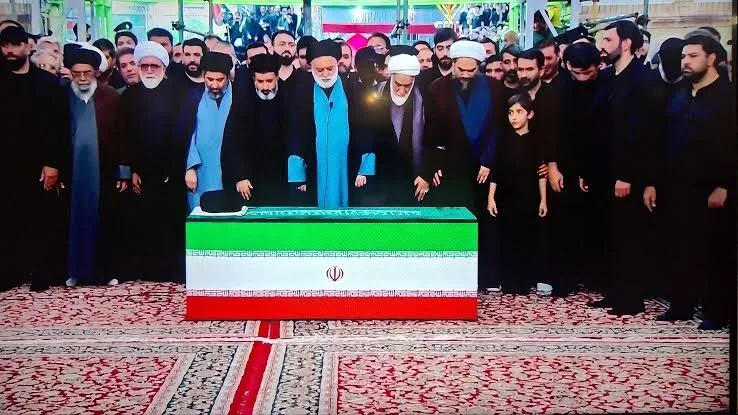آیت الله سید مصطفی خامنهای کیست/ پسری که بر پیکر پدر شهید نماز خواند