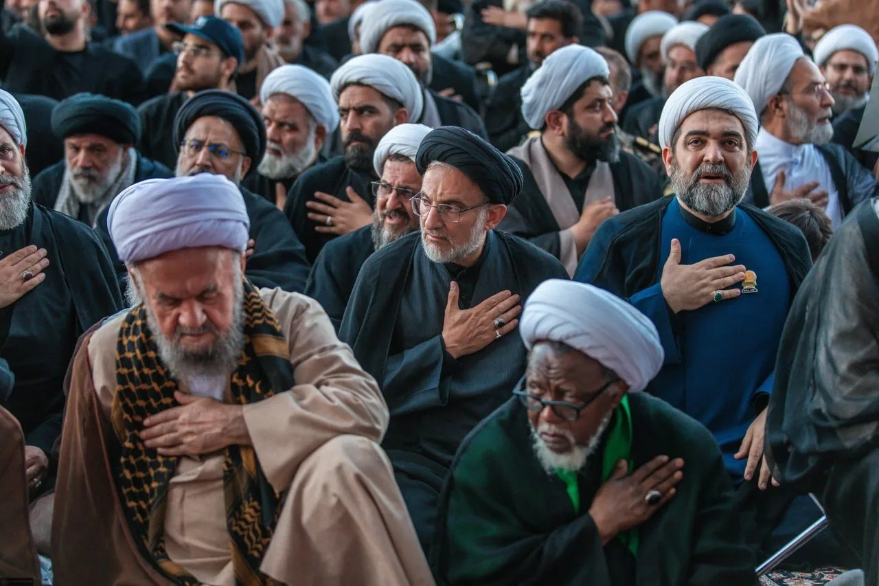 وداع سیاسیون با رهبر شهید؛ از قنوت قاآنی در نماز و همنشینی قالیباف و سید حسن خمینی تا چفیه رئیس بنیاد مستضعفان/ شیخ زکزاکی و عمار حکیم هم بودند + عکس
