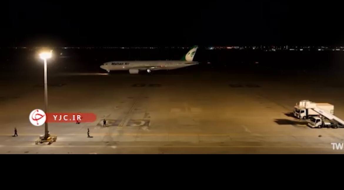 لحظه فرود هواپیمای حامل پیکر رهبر شهید در عراق +تصویر