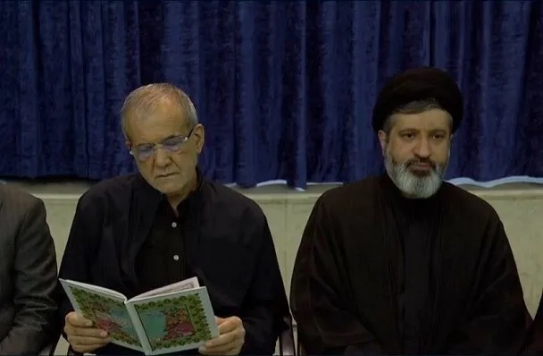 پزشکیان در مراسم بزرگداشت رهبر شهید در کنار برادر همسر آیت الله سید علی خامنهای/ رییس جمهور در کنار کدام پسر رهبر شهید نشسته بود + عکس