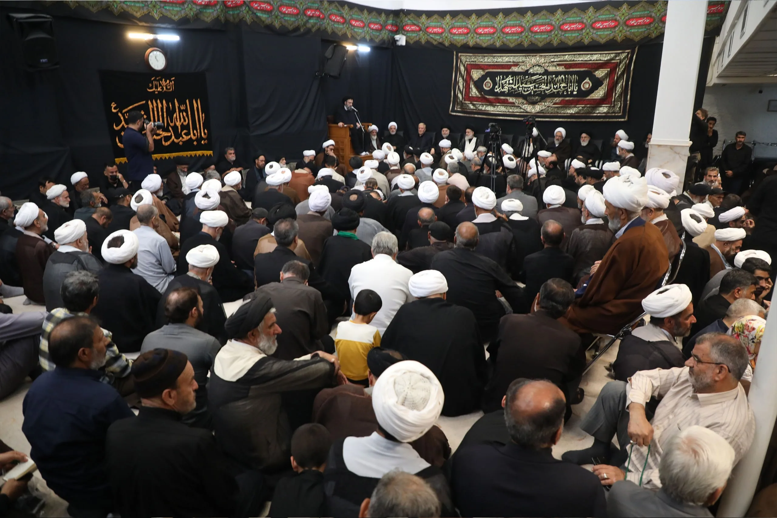 تصاویر مراسم بزرگداشت رهبر شهید در دفتر آیت‌الله العظمی نوری همدانی