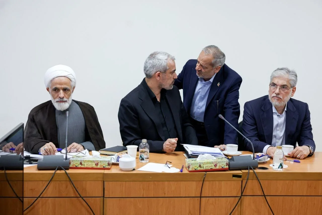 تصاویر خاص از جلسه امروز هیات وزیران؛ از لبخندهای زاکانی تا صحبت خصوصی وزیر اقتصاد و آموزش و پرورش/ خانم معاون هم بود + عکس