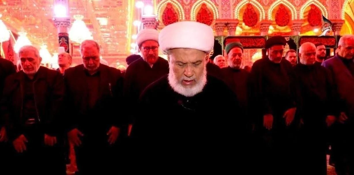 سردار قاآنی در صف نخست نماز حرم امام حسین(ع) + عکس