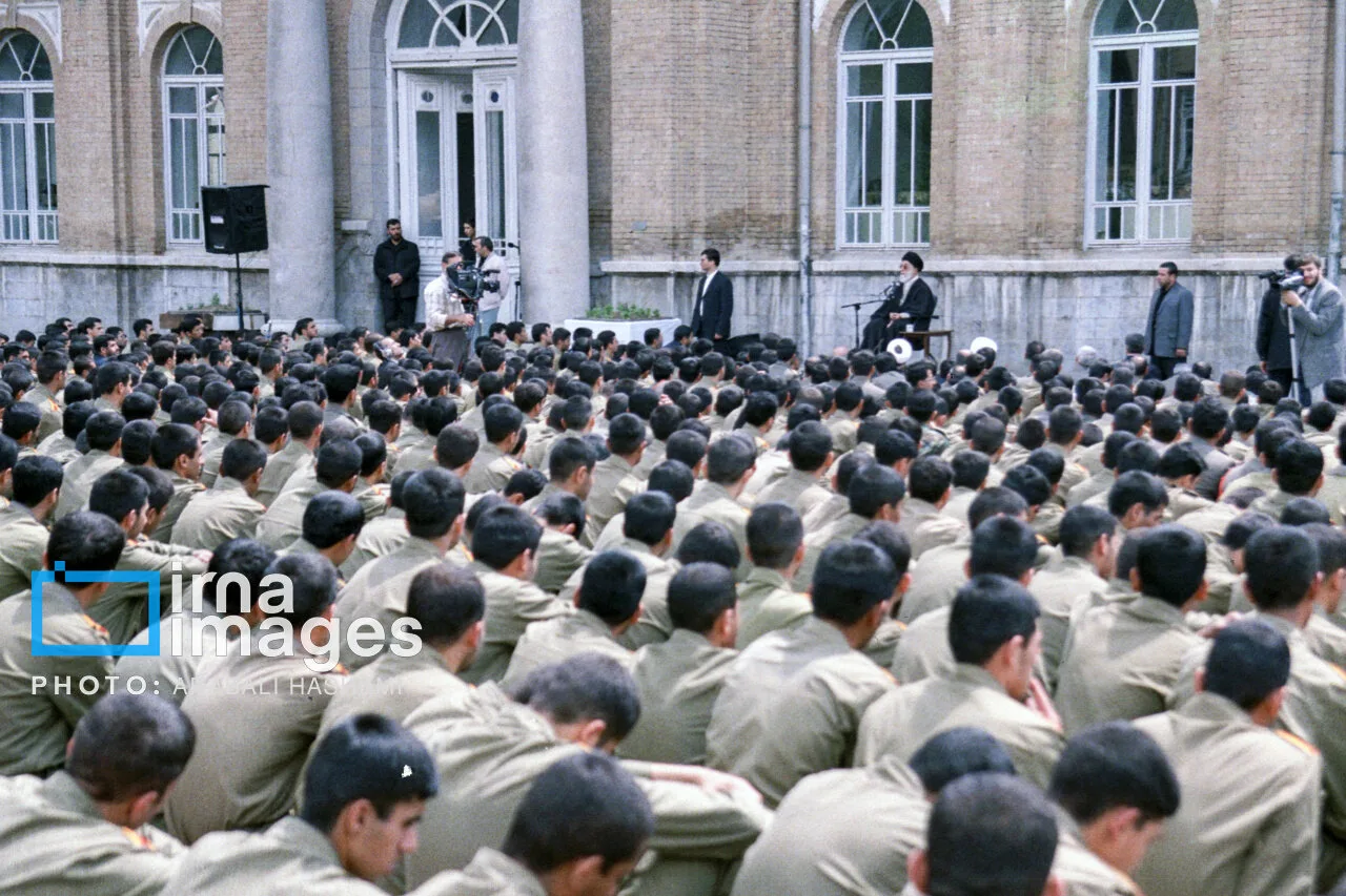 عکسی از جوانی های شهید سرلشکر موسوی در کنار رهبر شهید انقلاب در سال ۸۳/ او در کنار رهبری به شهادت رسید