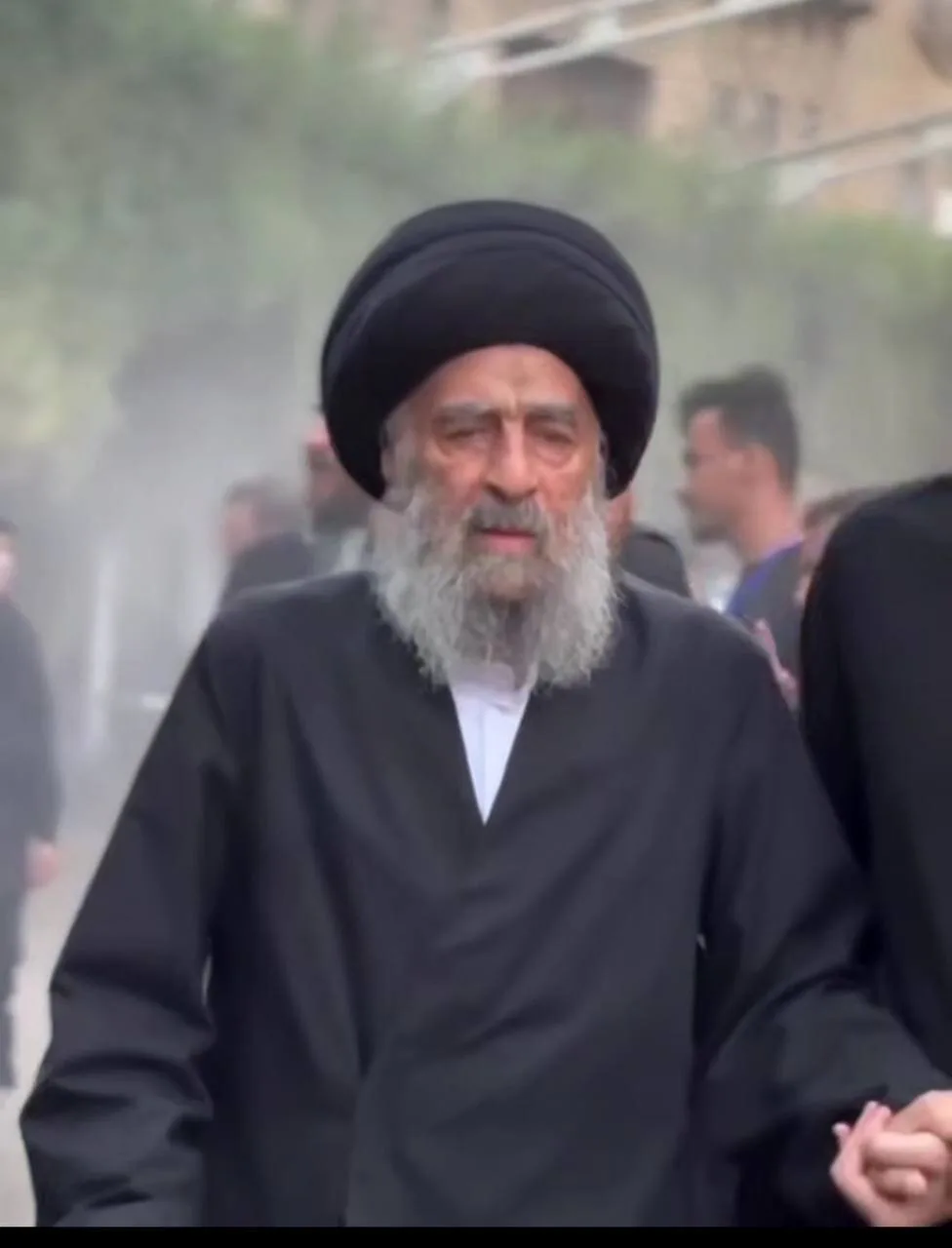 حضور مرجع تقلید شیعیان کربلا در مراسم تشییع پیکر رهبر شهید انقلاب + عکس