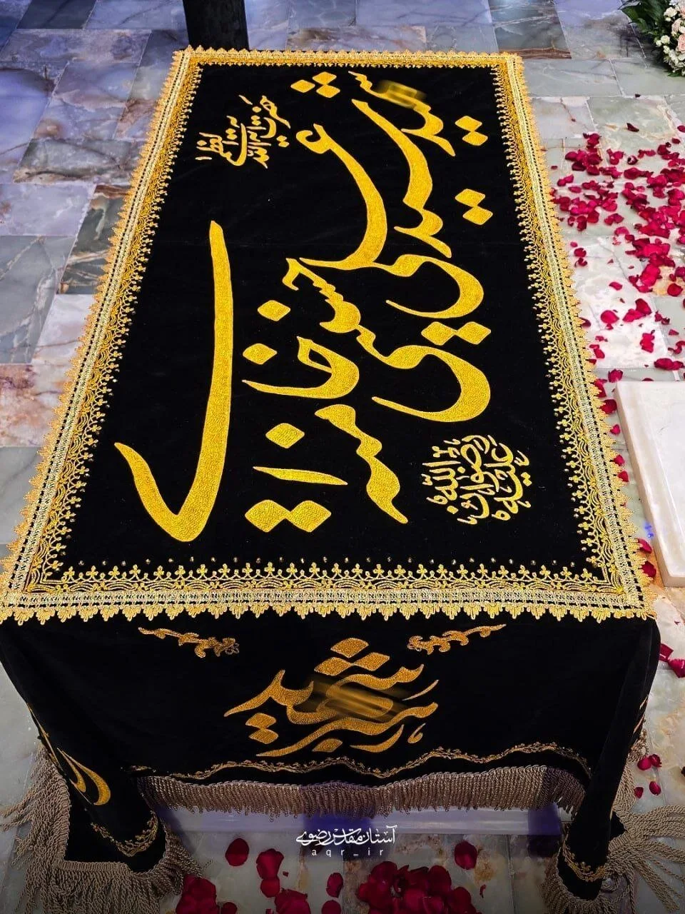 پارچه روی مزار رهبر شهید نوشته چه کسی است؟/ گریه و عزاداری مردم در فراق رهبر شهید+ عکس