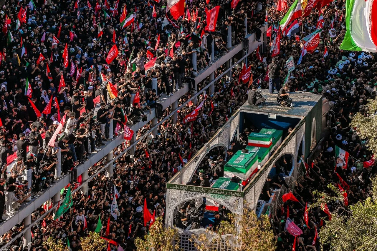 تصاویر دیده نشده از تشییع پیکر رهبر شهید در مشهد؛ از عمامه سیاه آیت الله خامنهای بر تابوت تا خیل عظیم جمعیت + تصویر حزن انگیز از تابوت شهید 14 ماهه