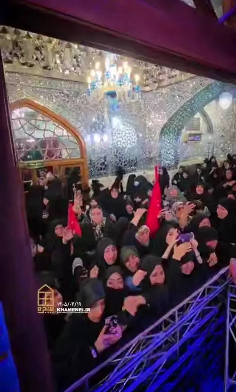 پارچه روی مزار رهبر شهید نوشته چه کسی است؟/ گریه و عزاداری مردم در فراق رهبر شهید+ عکس