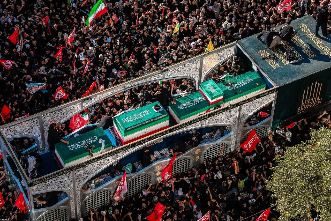 تصاویر دیده نشده از تشییع پیکر رهبر شهید در مشهد؛ از عمامه سیاه آیت الله خامنهای بر تابوت تا خیل عظیم جمعیت + تصویر حزن انگیز از تابوت شهید 14 ماهه