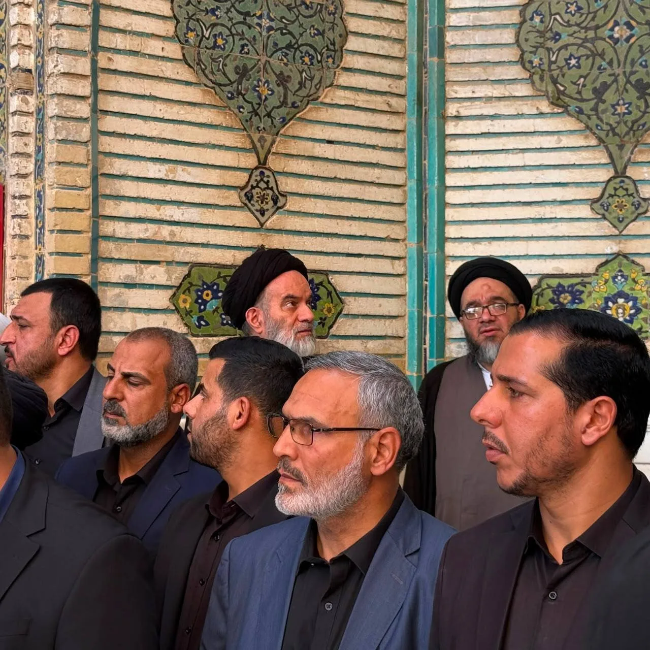 عکسی از فرزندان آیتالله سیستانی، در حرم امام علی(ع) برای شرکت در مراسم تشییع رهبر شهید