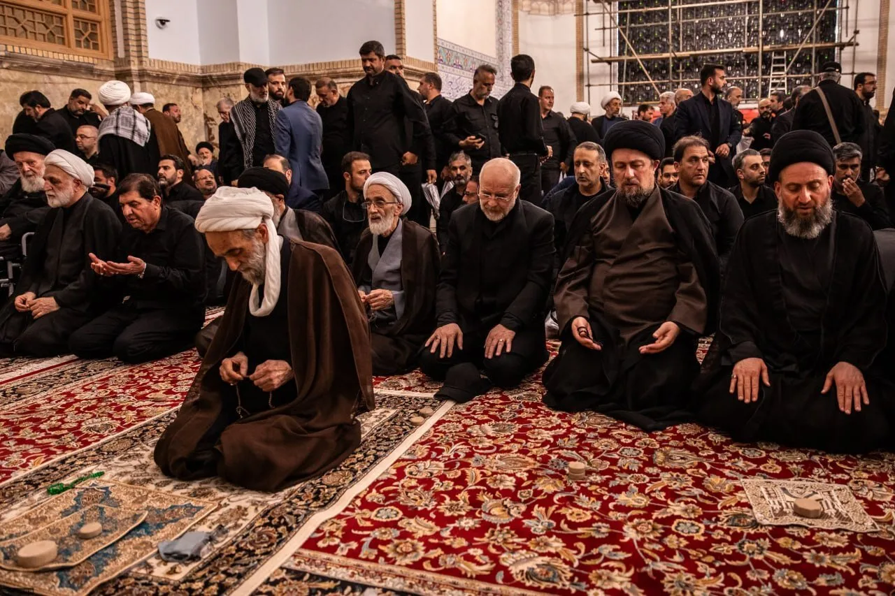 وداع سیاسیون با رهبر شهید؛ از قنوت قاآنی در نماز و همنشینی قالیباف و سید حسن خمینی تا چفیه رئیس بنیاد مستضعفان/ شیخ زکزاکی و عمار حکیم هم بودند + عکس