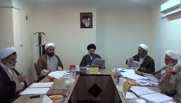 عکسی از جلسهای که رهبر انقلاب استاد راهنما بودند