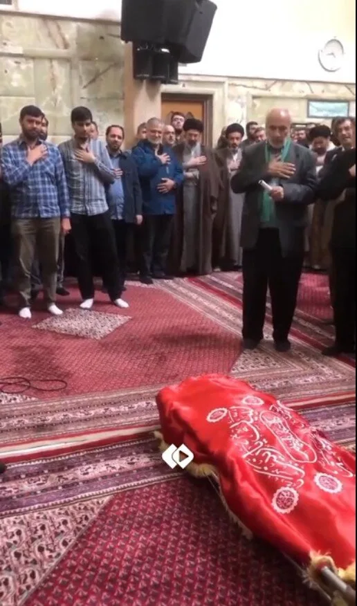 سینهزنی رهبر انقلاب در یک مراسم تشییع/ آیت سید مجتبی خامنهای در کنار برادرش + تصویر
