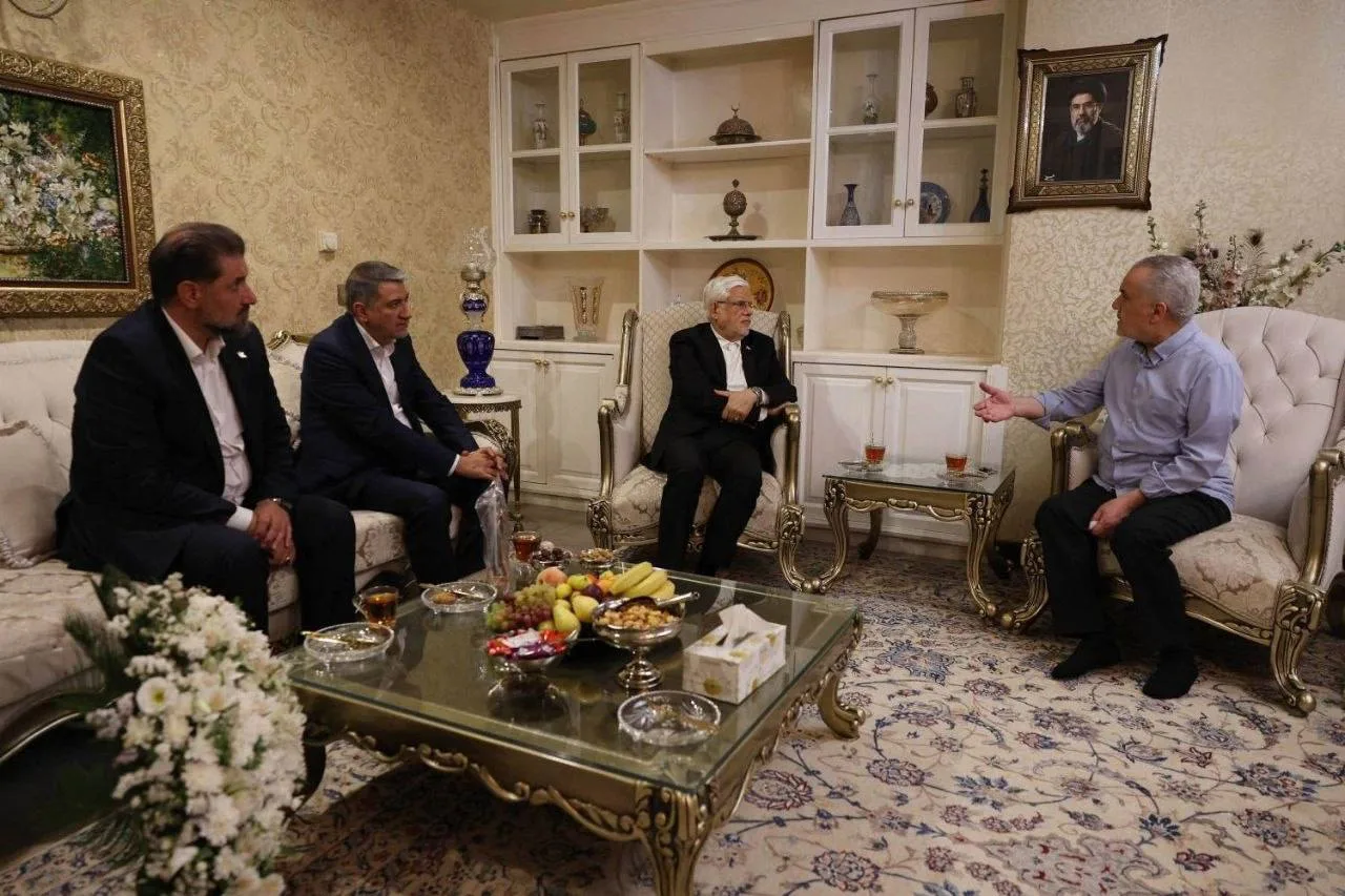 دیدار عارف با معاونان اول دولتهای گذشته به مناسبت هفته دولت