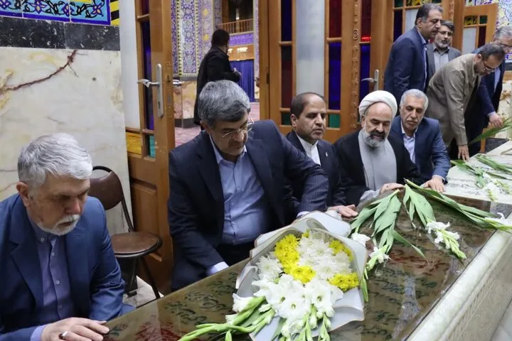 ادای احترام وزیر فرهنگ و ارشاد اسلامی به مقام شامخ آیتالله شهید صدوقی