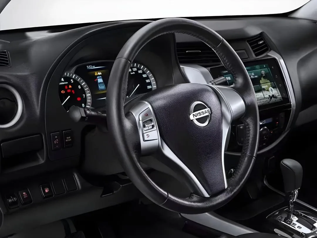 نمای داخلی و داشبورد خودرو نیسان ناوارا (Nissan Navara) با فرمان و نمایشگر