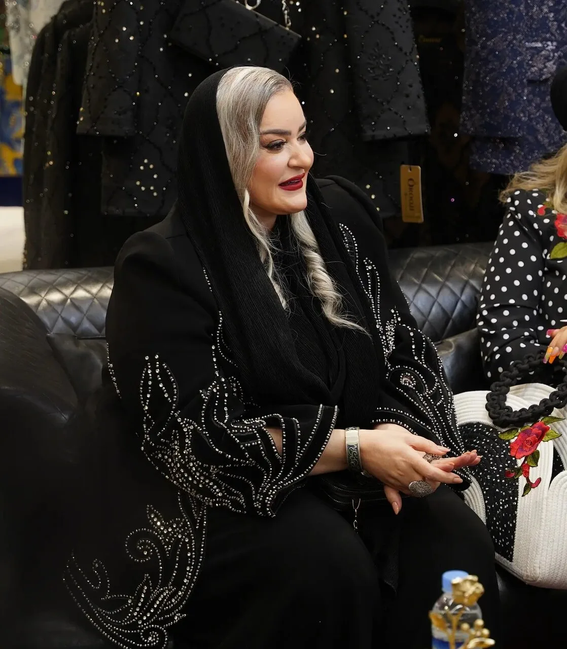 نعمیه نظام‌دوست در لباس مجلسی