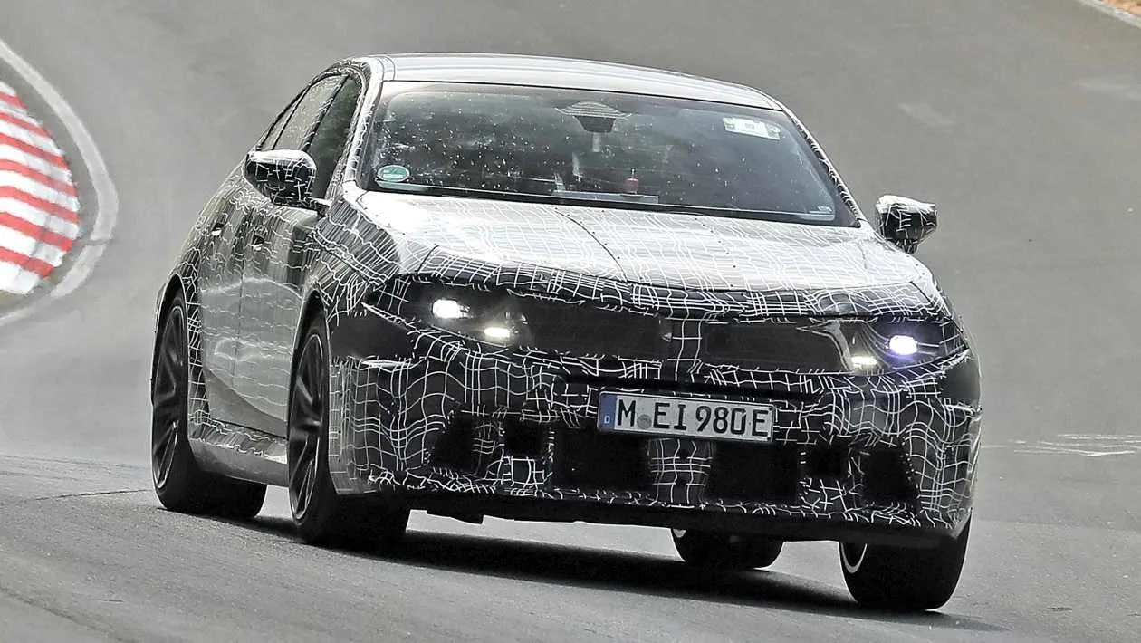نمای جلو بی ام و M5 مدل 2028