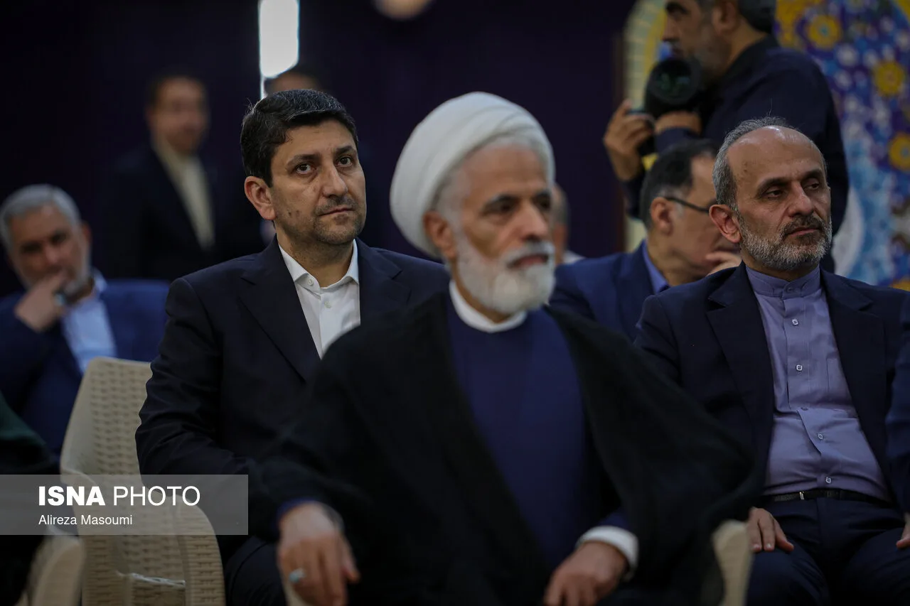 تصویری از پیمان جبلی در میان دولتیها