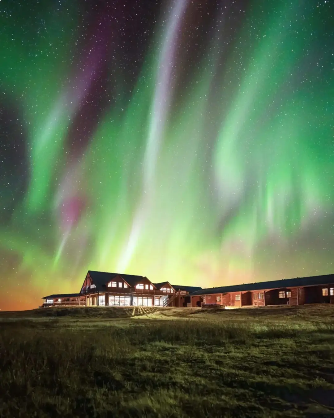 شفق قطبی (Aurora Borealis) با رنگهای سبز و بنفش در آسمان شب