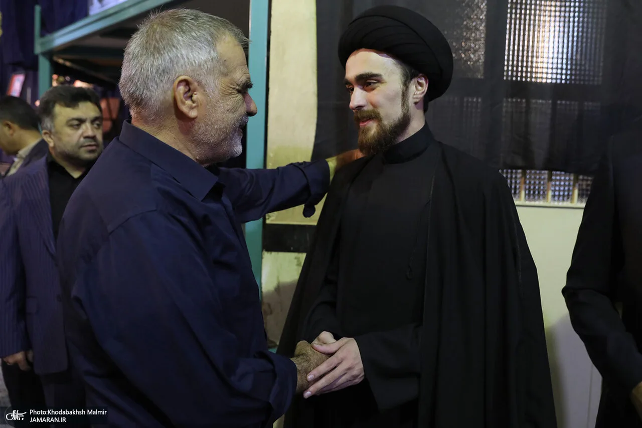 فرزند سید حسن خمینی در مراسم ختم مادربزرگش/ معاون پزشکیان هم آمد/ محسن هاشمی هم بود+ تصاویر