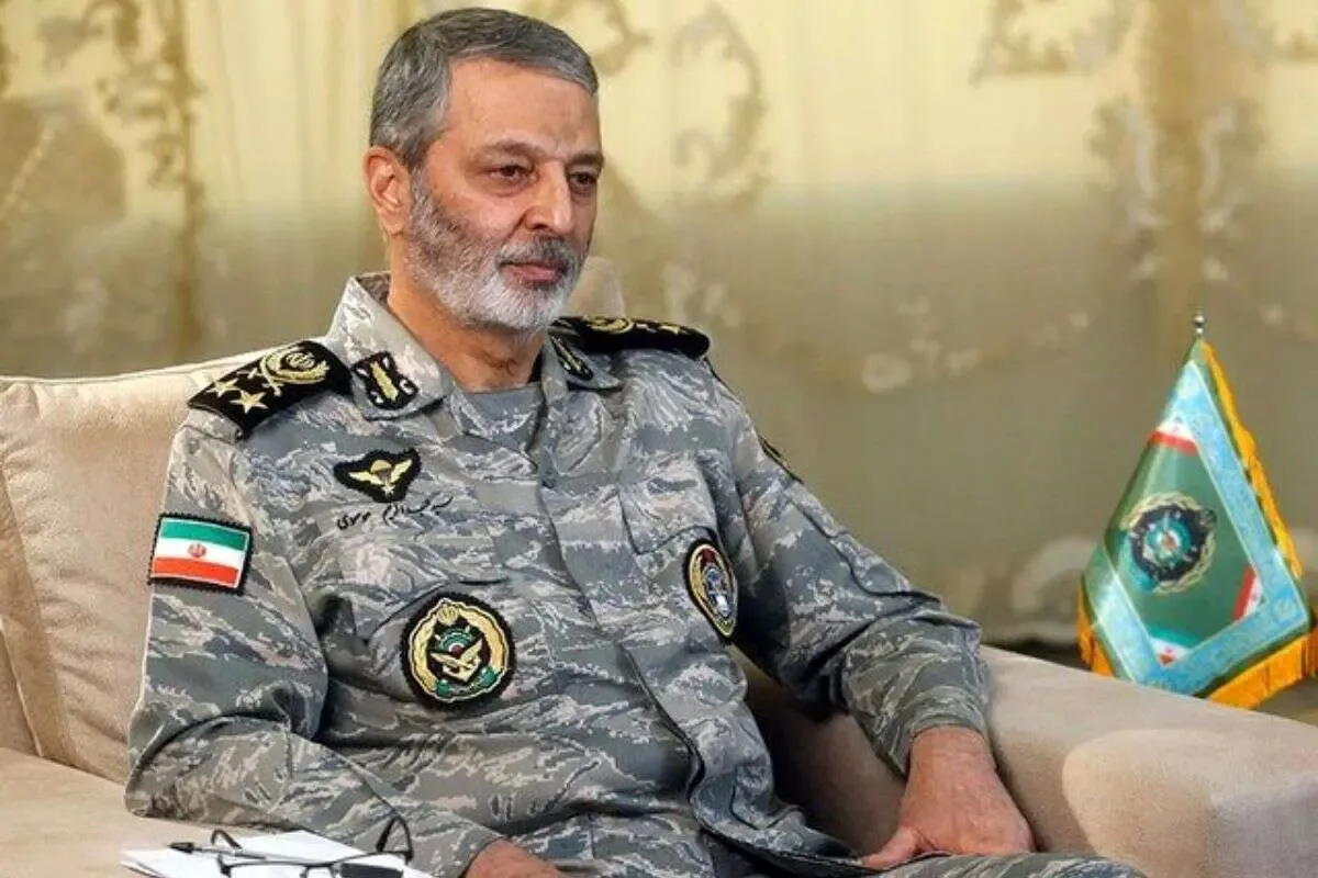 تصویر؛ شهید موسوی در دوران دانشجویی، کنار شهید ستاری