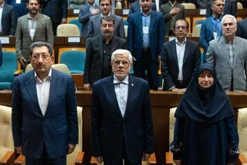 از راست- شینا انصاری، رئیس سازمان حفاظت محیط زیست و محمدرضا عارف، معاون اول رئیس‌جمهور و محمد اتابک، وزیر صمت در بیست و پنجمین همایش ملی صنعت، معدن و خدمات سبز