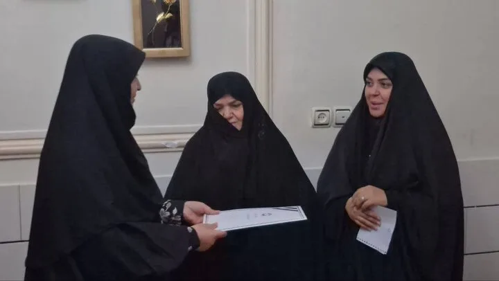 معاون رئیس‌جمهور با خانواده شهدای جنگ تحمیلی رمضان در پاکدشت دیدار کرد