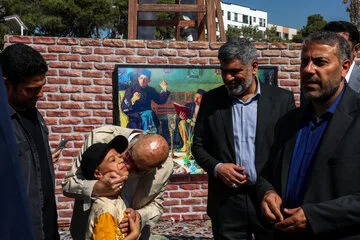 محسن امیدیان، شهردار منطقه 21 و مهدی چمران، رییس شورای اسلامی شهر تهران در مراسم رونمایی از مجسمه کمال‌الملک