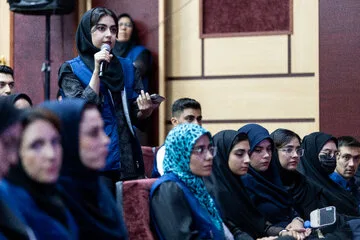 نشست هم‌اندیشی با حضور وزیر بهداشت و دانشجویان