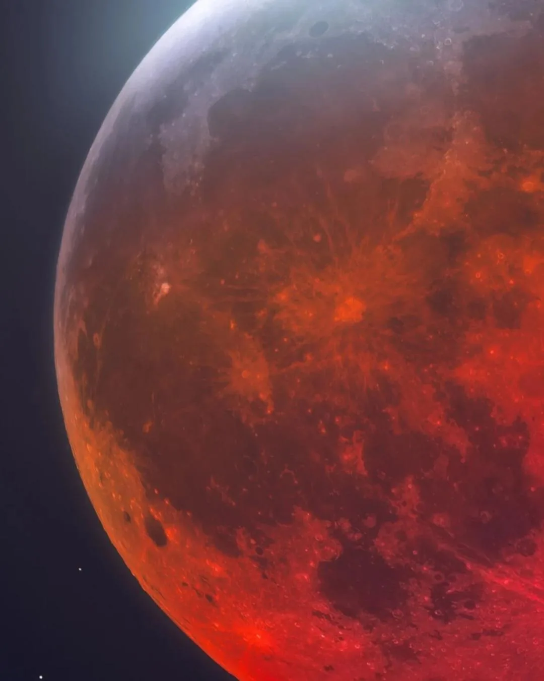 ماه خونین (Blood Moon) با هالهای قرمز در فضای تاریک