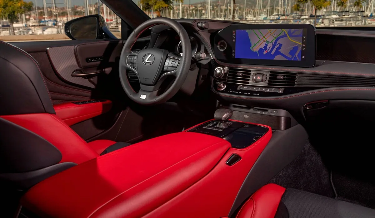نمای کابین لکسوس LS500