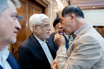 محمدرضا عارف، معاون اول رئیس جمهور، محمدرضا باهنر، دبیرکل جامعه اسلامی مهندسین در مراسم یادبود دولتمردان شهید