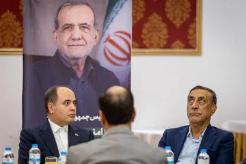 محمدجعفر قائم‌پناه، معاون اجرایی رییس جمهور و غلامرضا نوری قزلجه، وزیر جهاد کشاورزی در نشست صمیمی با خبرنگاران