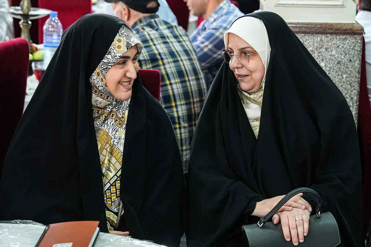 دختران سردار باقری در مراسم روز خبرنگار در مجلس/ تصویر فرشته شهید در مقابل دیدگان خواهر