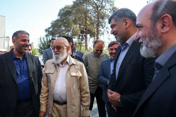 محسن امیدیان، شهردار منطقه 21 و مهدی چمران، رییس شورای اسلامی شهر تهران در مراسم رونمایی از مجسمه کمال‌الملک