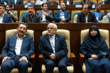 از راست- شینا انصاری، رئیس سازمان حفاظت محیط زیست و محمدرضا عارف، معاون اول رئیس‌جمهور و محمد اتابک، وزیر صمت در بیست و پنجمین همایش ملی صنعت، معدن و خدمات سبز