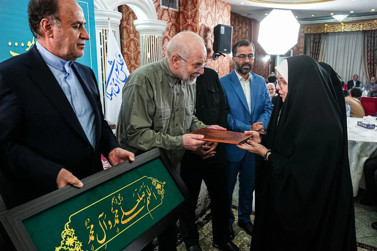 دختران سردار باقری در مراسم روز خبرنگار در مجلس/ تصویر فرشته شهید در مقابل دیدگان خواهر