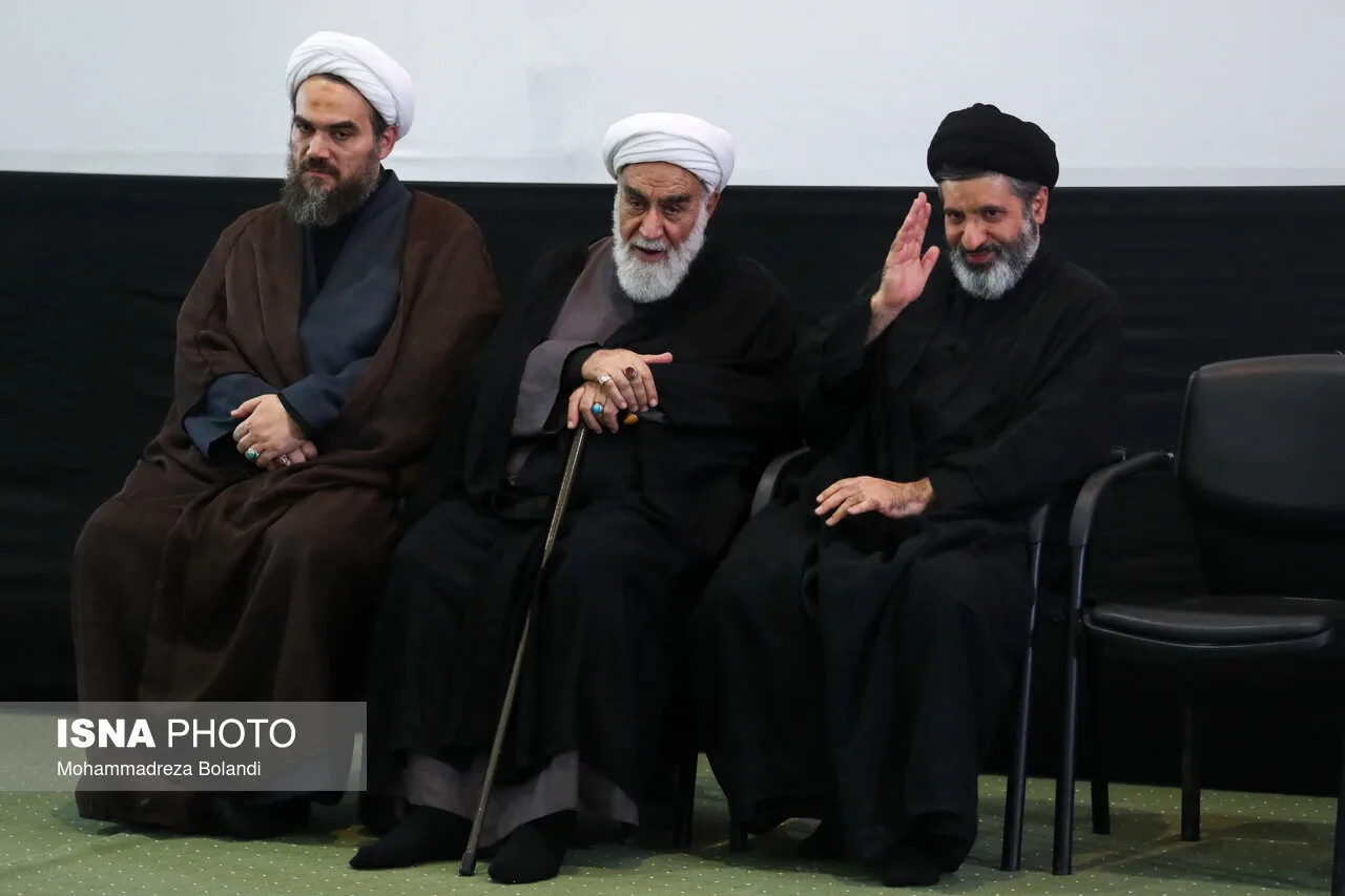 گفتگوی فرمانده قرارگاه ثارالله تهران با حجج الاسلام سید مسعود و سید مصطفی خامنه ای/ گلپایگانی و داماد رهبر شهید هم بودند+ تصاویر