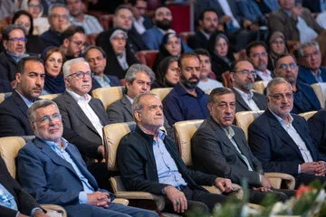 علیرضا زاکانی، شهردار تهران، جعفر قائم پناه، معاون اجرایی رییس جمهور، مسعود پزشکیان، رییس جمهور و محمدرضا ظفرقندی، وزیر بهداشت در مراسم بزرگداشت روز پزشک