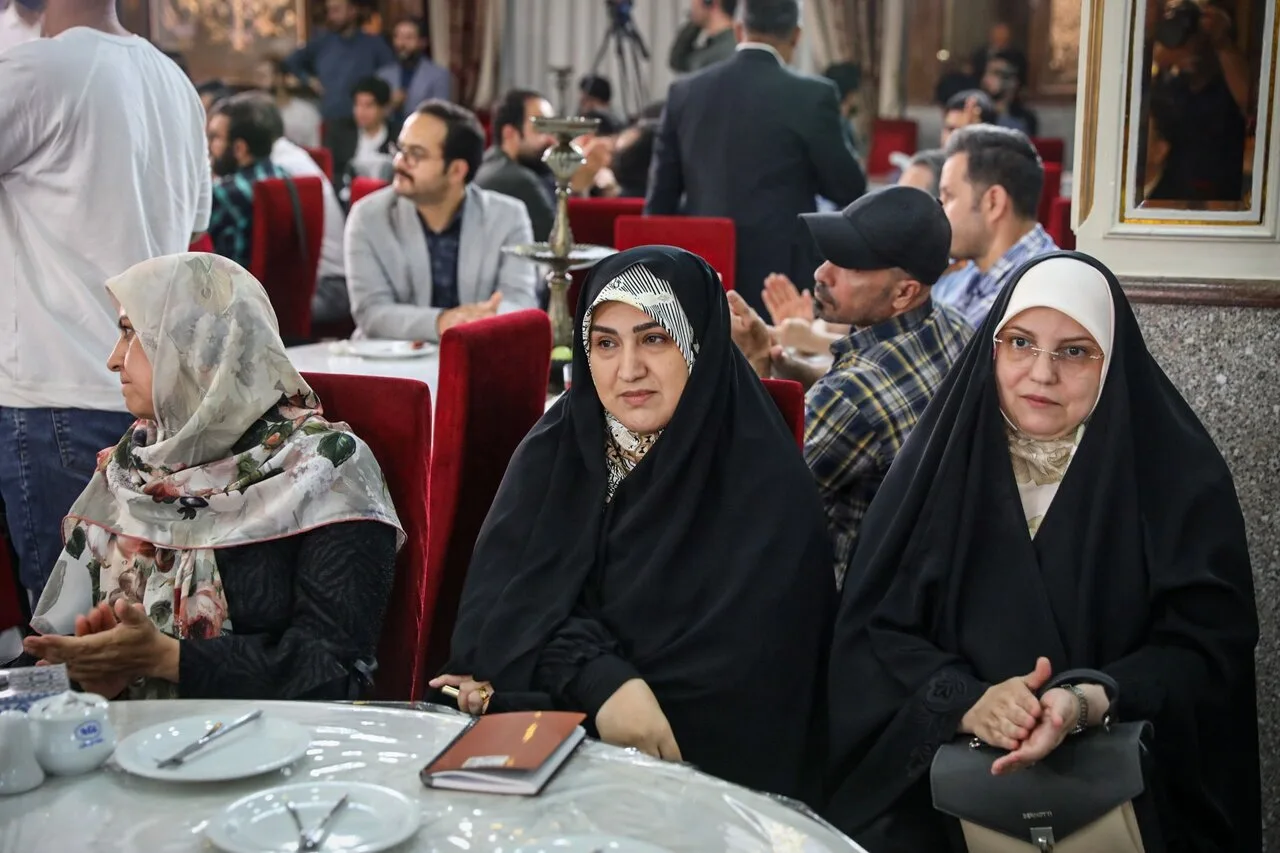دختران سردار باقری در مراسم روز خبرنگار در مجلس/ تصویر فرشته شهید در مقابل دیدگان خواهر