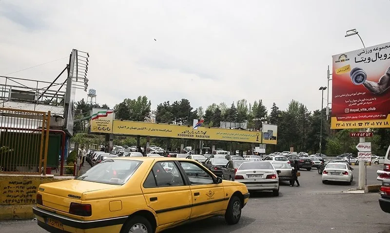 صف طولانی جایگاه های سوخت